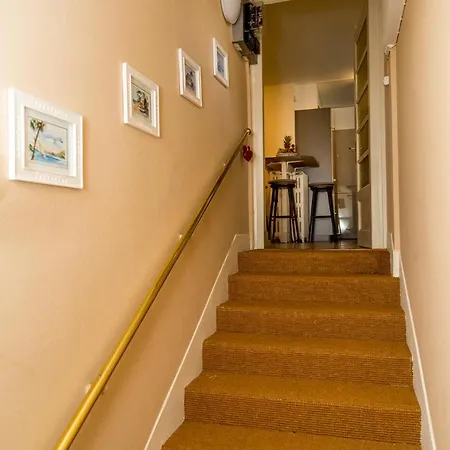 Les Amandiers Монтрё